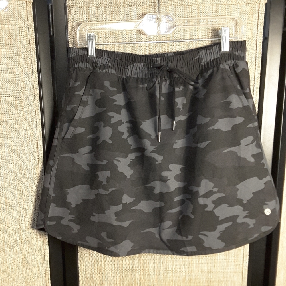 Apana Black Camo Skort Size Large